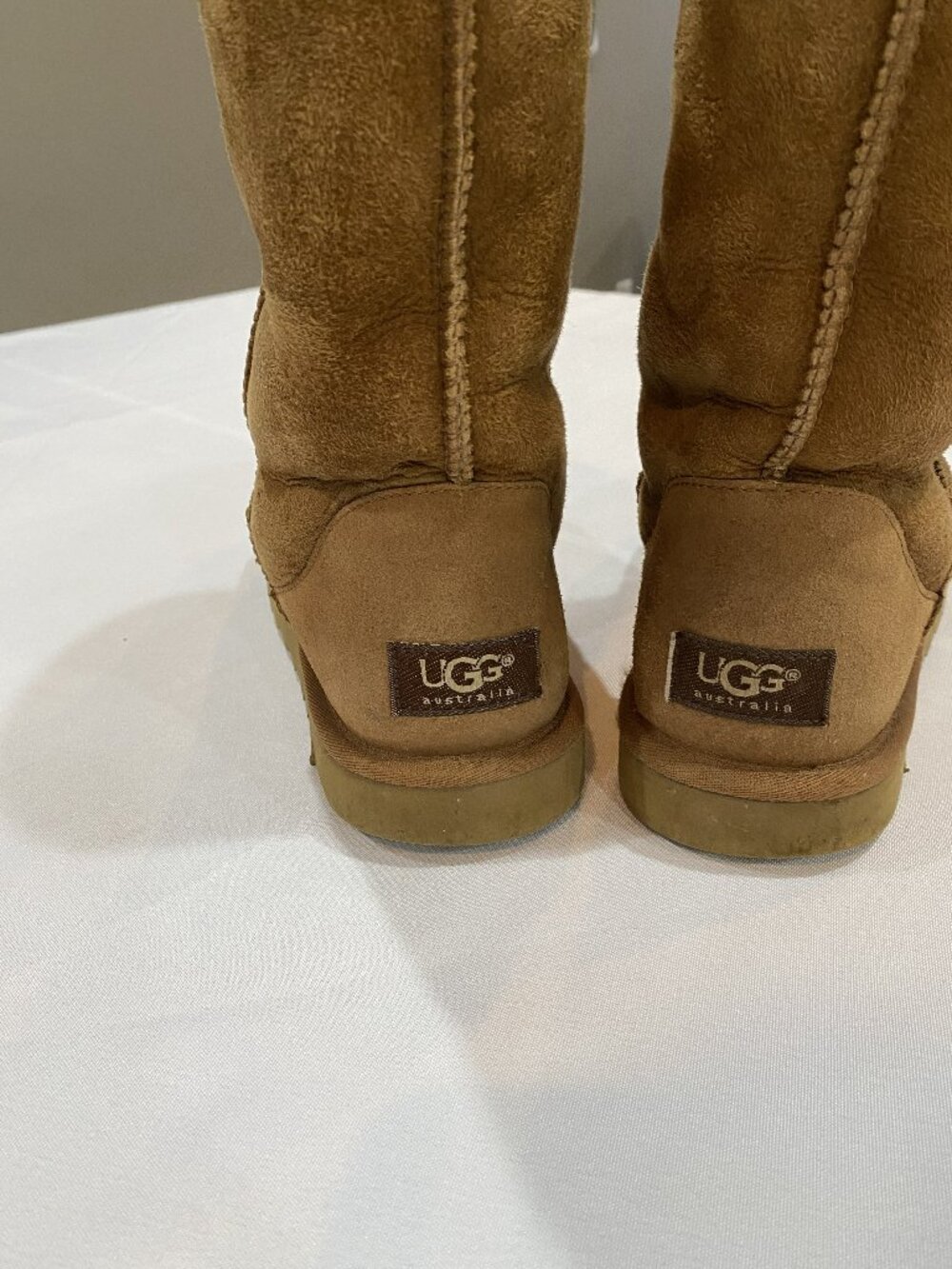 Classic Short II Chestnut Uggs. Size 9.